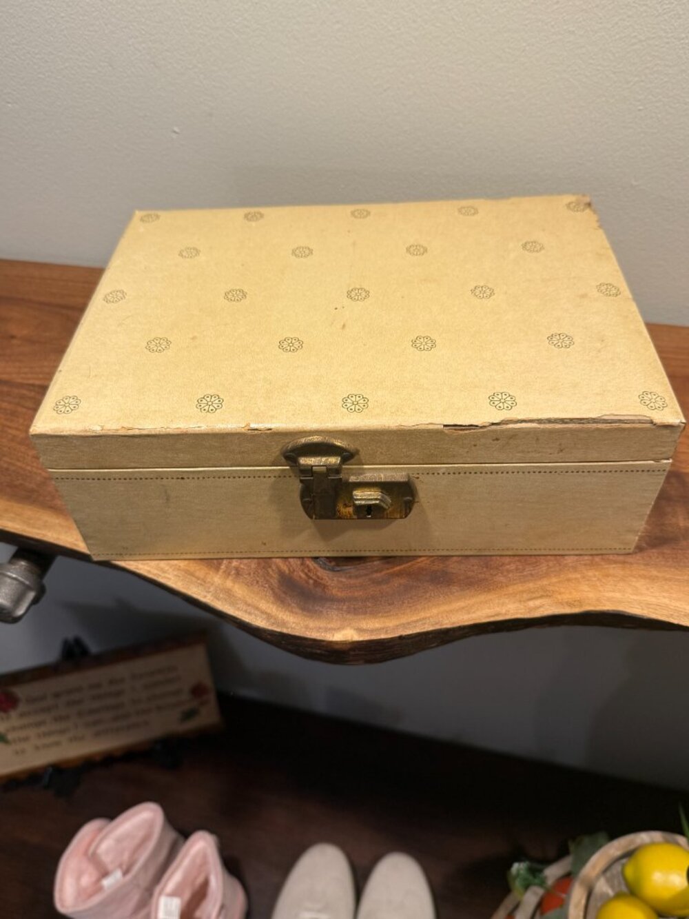 Vintage Mele Ivory Colored Jewelry Box Gold Filagree Trim See Photos For Flaws - Picture 2 of 10